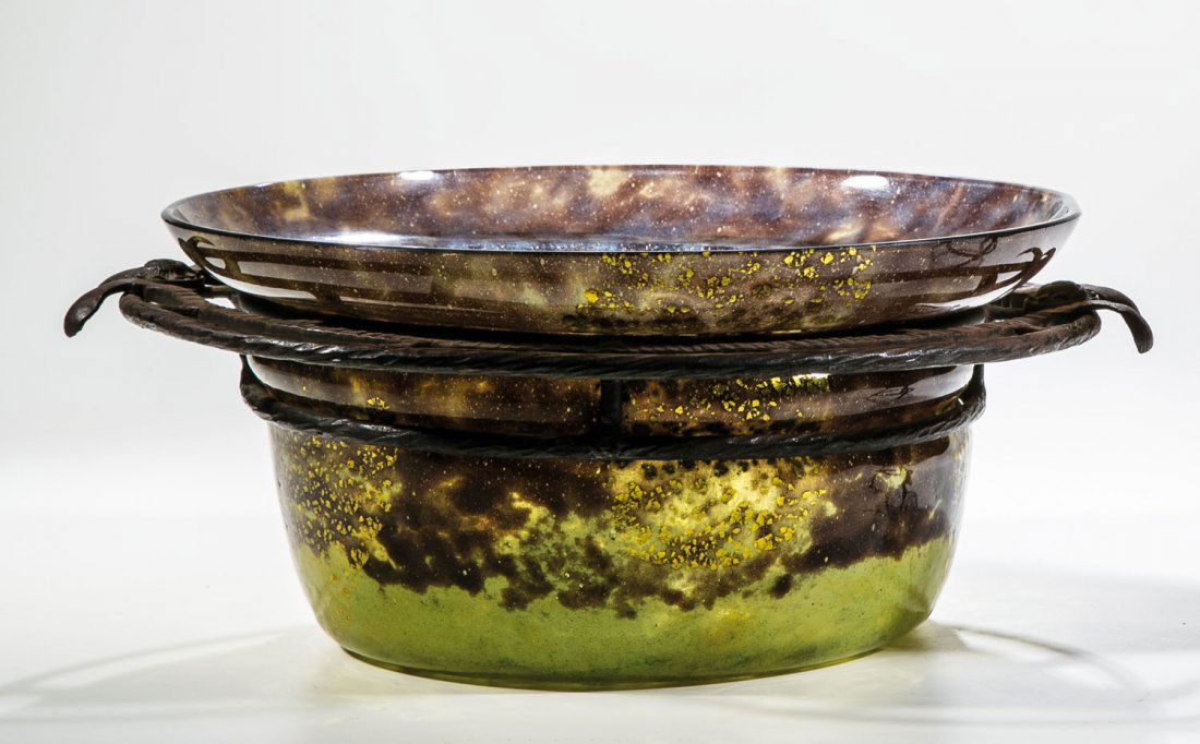 Schale: Schale Daum Frères, Nancy, 1918 - 1925 Farbloses Glas mit Pulvereinschmelzung von Grün nach Dunkelblau sowie gerissenen Goldfolieneinschlüssen. In die Eisenfassung eingeblasen. Boden bez.: ''Daum N