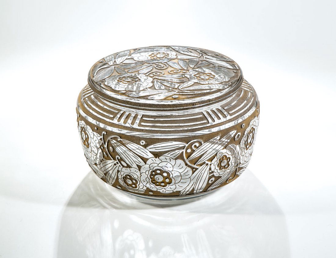 Große Deckeldose: Große Deckeldose Daum Frères, Nancy, um 1930 Farbloses Glas. Deckel und Wandung umlaufend mit tief ausgeätztem Dekor: stilisierte Blüten und Blätter. Rauh ausgeätzter Grund vergoldet. Am Stand i
