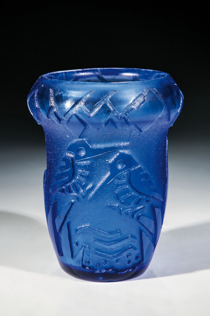 Vase mit Vögel: Vase mit Vögel Muller Frères, Lunéville, um 1925 Blaues Glas. Umlaufend tief ausgeätzter Dekor: zwei auf Ästen sitzende Vögel umgeben von stilisierten Blättern. Boden in Gravur bez.: Muller Fr�