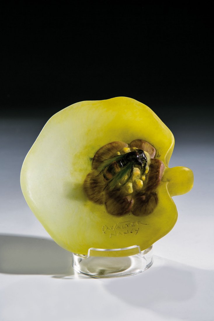 Kleine Schale mit Biene: Kleine Schale mit Biene Amalric Walter, Nancy, 1920er Jahre Pâte de verre in Farblos, Grün, Gelb, Rosa und Braun, formgeschmolzen. Blattförmige Schalenform mit plastisch geformter, auf einer Blüte