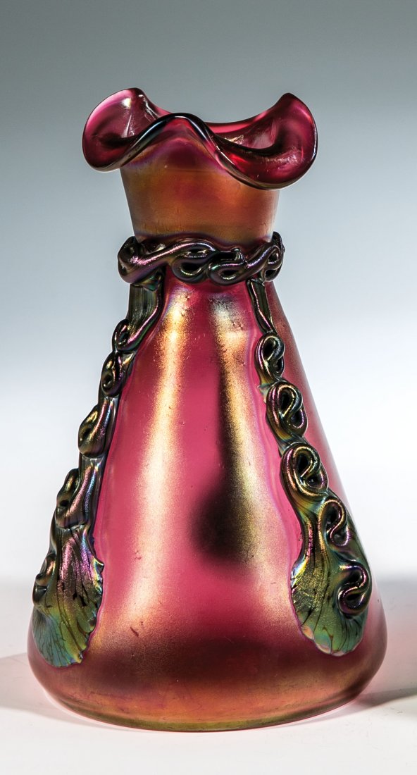 Vase: Vase Loetz Wwe., Klostermühle, um 1905 Farbloses Glas, innen pinkfarben unterfangen. Um den Hals verlaufend aufgeschmolzener Faden, davon ausgehend drei passend gearbeitete geschnörkelte Fadenauflag