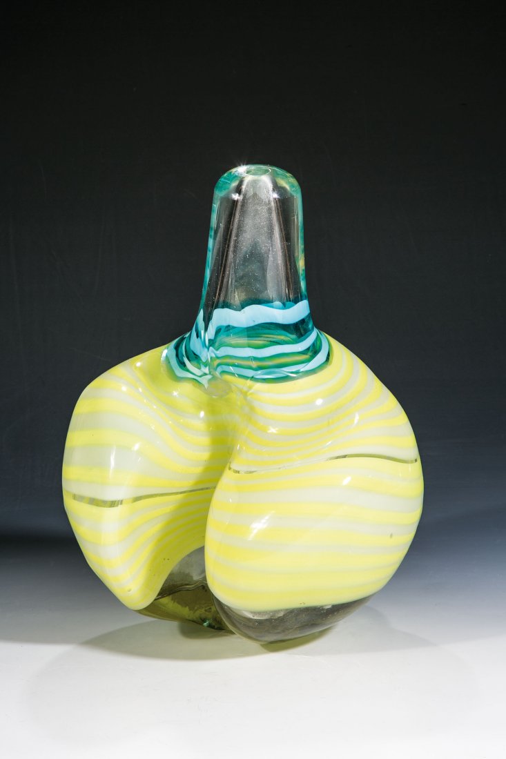 Objekt ''Venini Series'': Objekt ''Venini Series'' Marvin Lipofsky, 1975 Farbloses Glas, in Holzform geblasen. Zwischen den Schichten mehrfarbige Bandeinschmelzung. Signiert: Lipofsky 75 (graviert). H. 25 cm Ausgeführt bei Ve