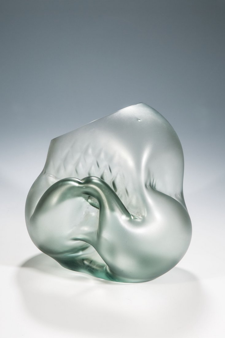 Objekt: Objekt Marvin Lipofsky, 1980 Rauchgraues Glas, formgeblasen, geschliffen, säuremattiert. Signiert: M. Lipofsky '80 ZWIESEL (Vibrogravur). H. 22 cm