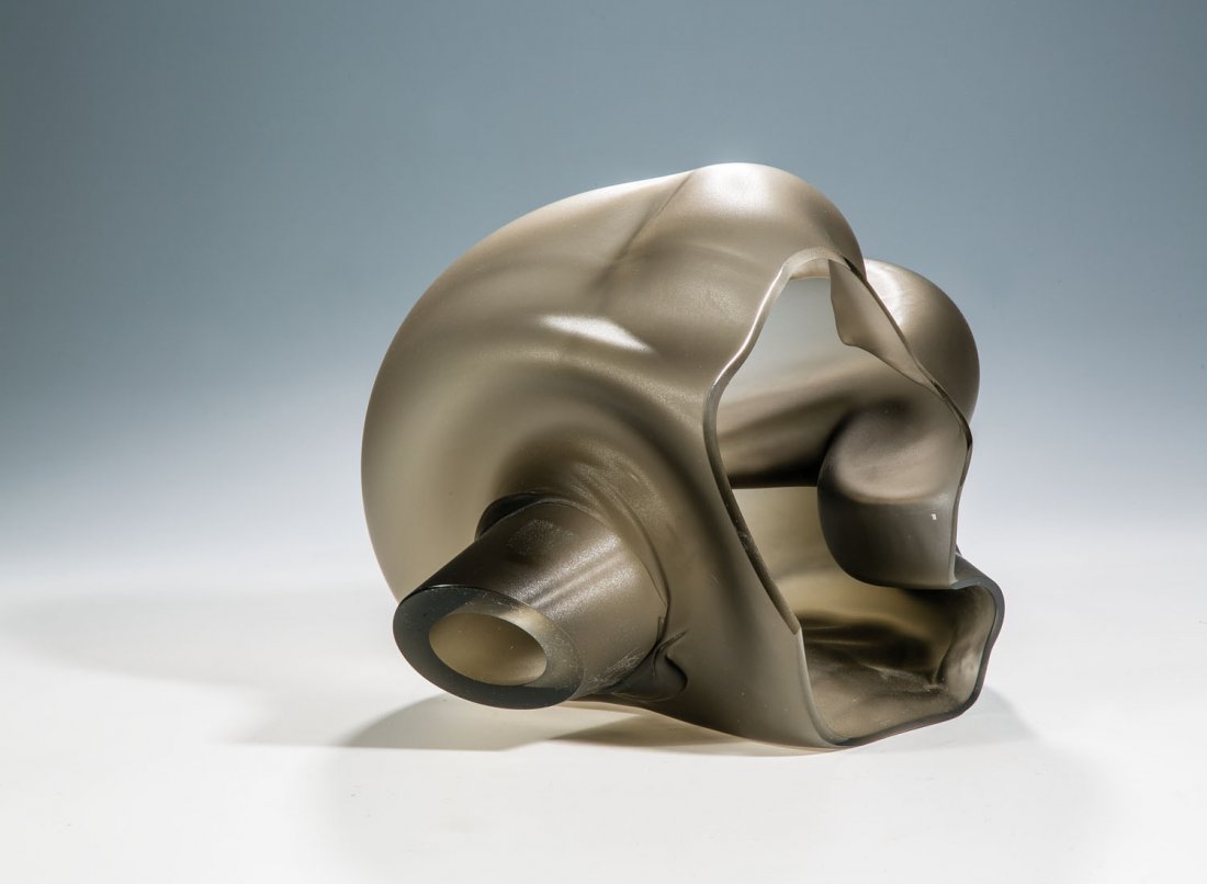 Objekt: Objekt Marvin Lipofsky, 1988 Rauchgraues Glas, formgeblasen, säuremattiert. Öffnungen geschliffen und poliert. Signiert: M. Lipofsky 1988 (graviert). H. 22 cm Lit.: H. Ricke, Reflex der Jahrhunderte
