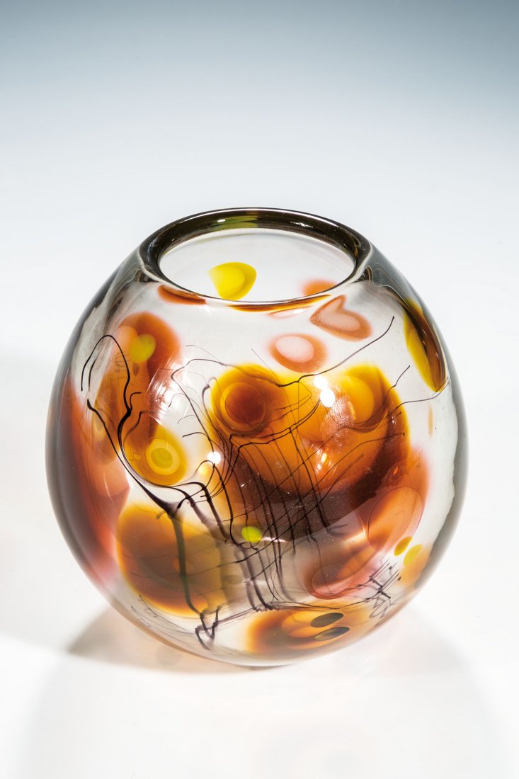 Vase: Vase Herb Babcock, 1979 Farbloses Glas mit mehrfarbigem Zwischenschichtdekor. Signiert: Herb Babcock 1979 15100 (diamantgeritzt). H. 16,5 cm