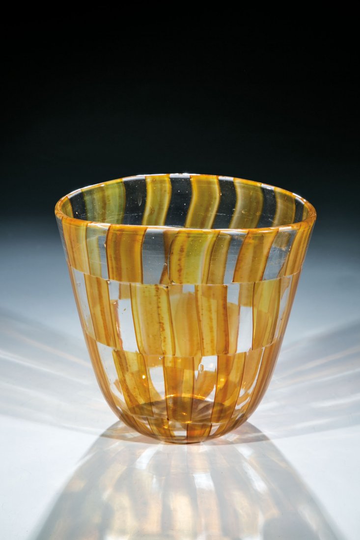 Vase ''Pezzato'': Vase ''Pezzato'' Ercole Barovier (Entwurf), Barovier & Toso, Murano, 1956 Farbloses Glas mit eingeschmolzenen braungelben Glasplättchen ('tessere'). Im Querschnitt oval. H. 16 cm Eine form- und annä