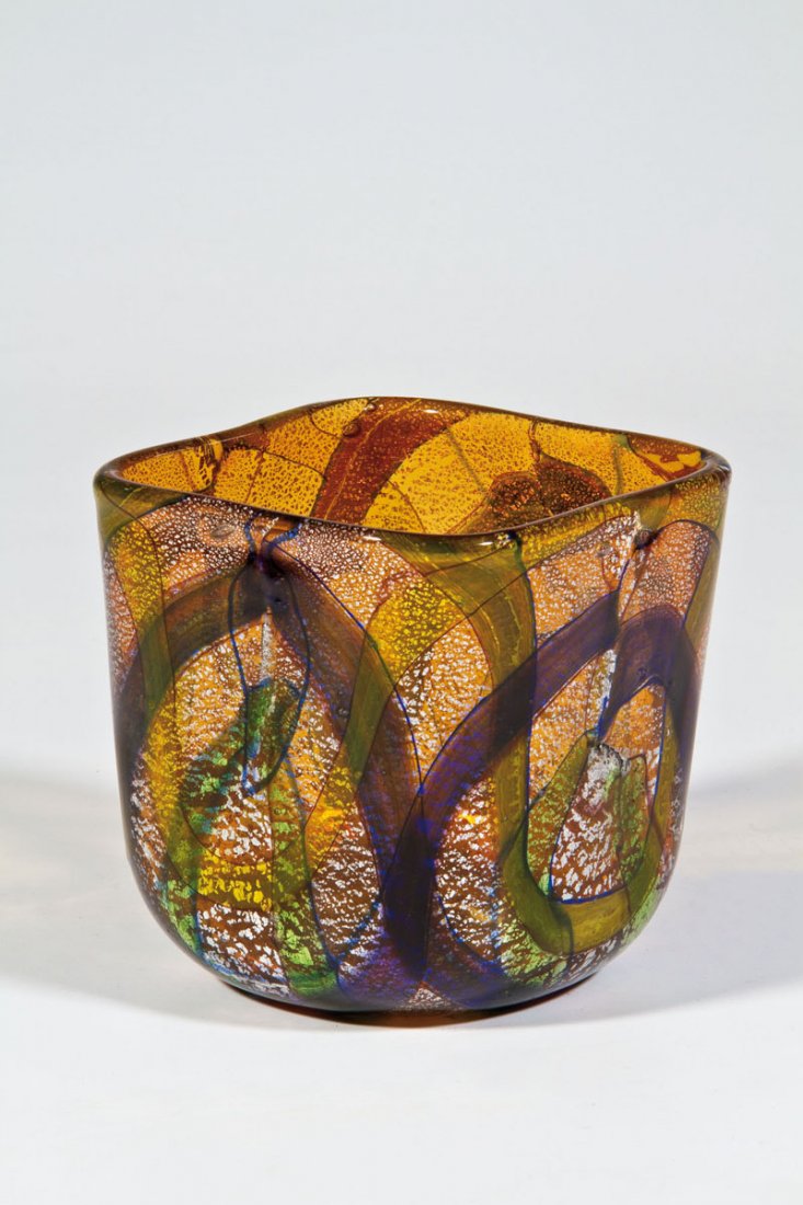 Vase ''Oriente'' Ercole Barovier (Entwurf), Barovier &: Vase ''Oriente'' Ercole Barovier (Entwurf), Barovier & Toso, Murano, 1940 Farbloses Glas, mit wellenförmig eingeschmolzenen, schwarz konturierten mehrfarbigen Bandglasstäben über fein gerissener Si
