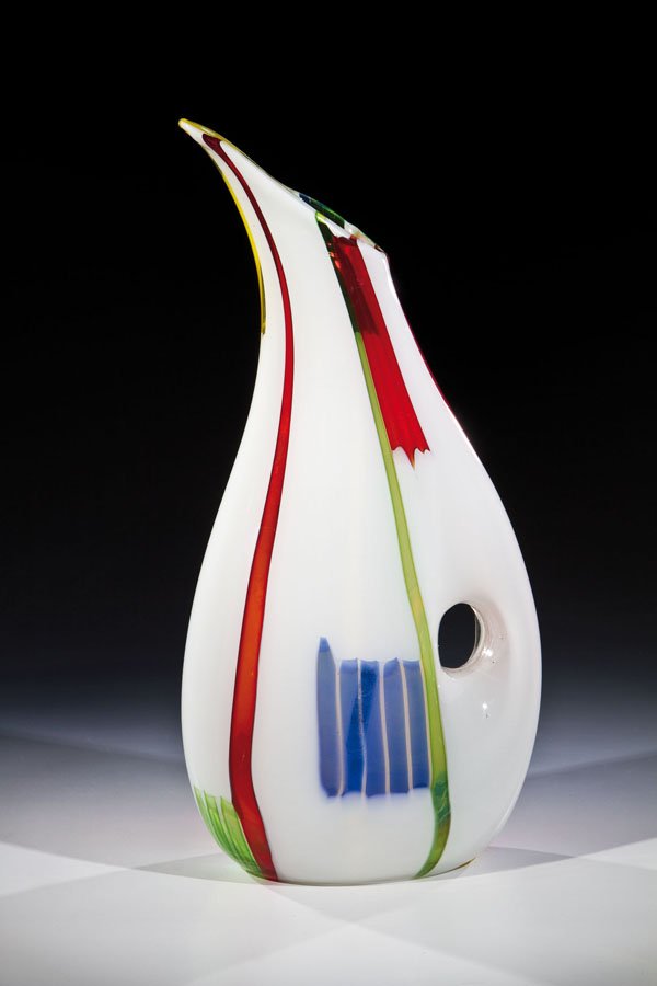 Vase ''Bandiere'': Vase ''Bandiere'' Anzolo Fuga (Entwurf), A.V.E.M., Murano, 1955 Farbloses Glas mit eingeschmolzenen Glasstäben in Weißopal ('lattimo'), Rot, Blau, Gelb, Grün, farblos überfangen. Perforierung mit 