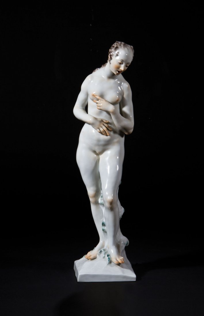 Venus: Venus Paul Scheurich (Entwurf) 1920/21, Meissen (Ausführung), 1933 - 1948 Auf nahezu quadratischem Sockel mit stilisierten aufschäumenden Wellen. Staffiert in sparsamer polychromer Aufglasurmalerei.