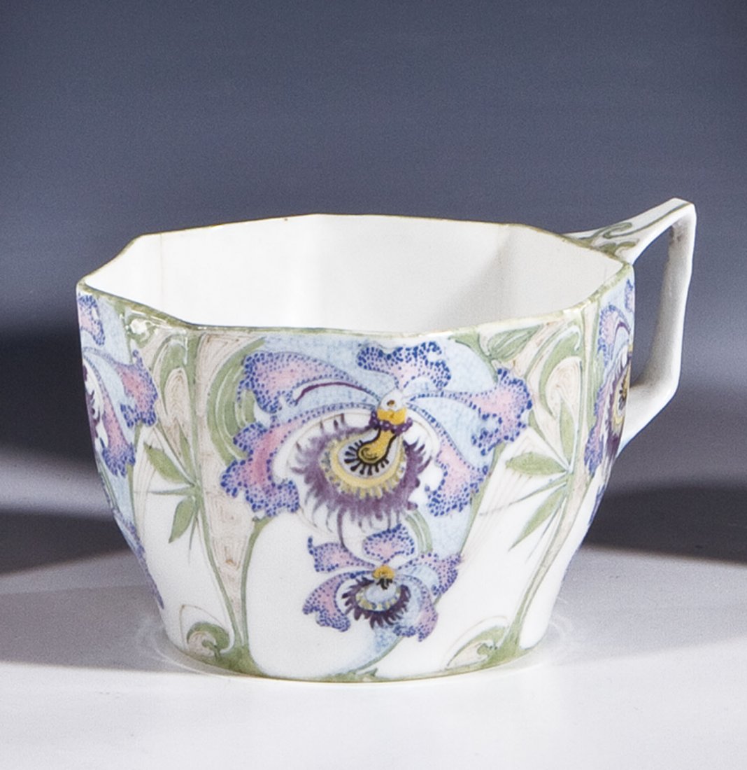 Tasse mit Orchidee: Tasse mit Orchidee Haagsche Plateelbakkerij Rozenburg, Den Haag, 1902 - Dekorentwurf: J.W. van Rossum Eierschalenporzellan, bunt glasiert in Blau-, Gelb-, Rosa-, Lila- und Grüntönen mit Schwarz. Uml
