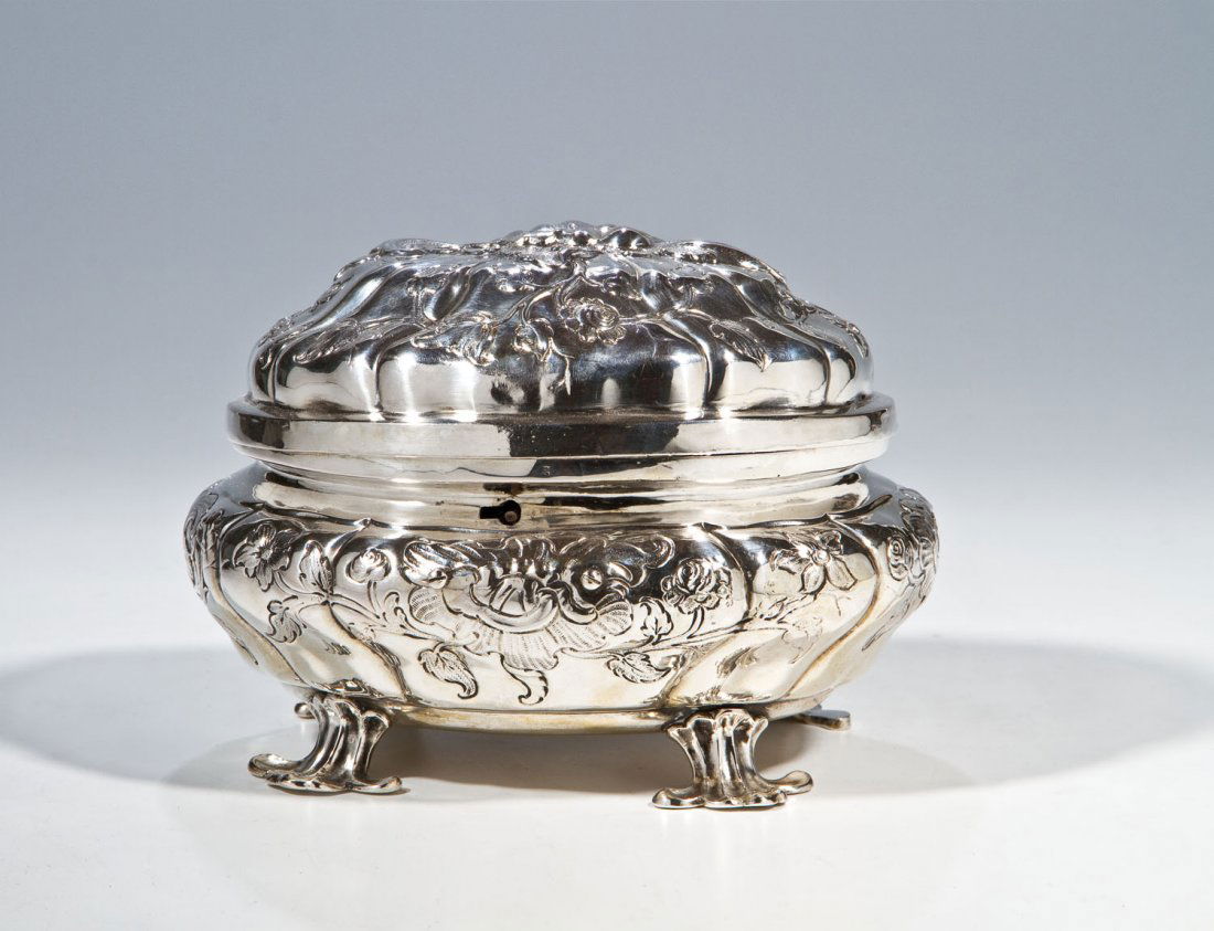 Rokoko-Zuckerdose: Rokoko-Zuckerdose Breslau, Carl Gottfried Haase, 1756-1758 Silber, getrieben, gegossen und graviert. Gebauchter, ovaler Korpus mit Scharnierdeckel auf vier blattartigen Füßen. Auf der durch geschwei