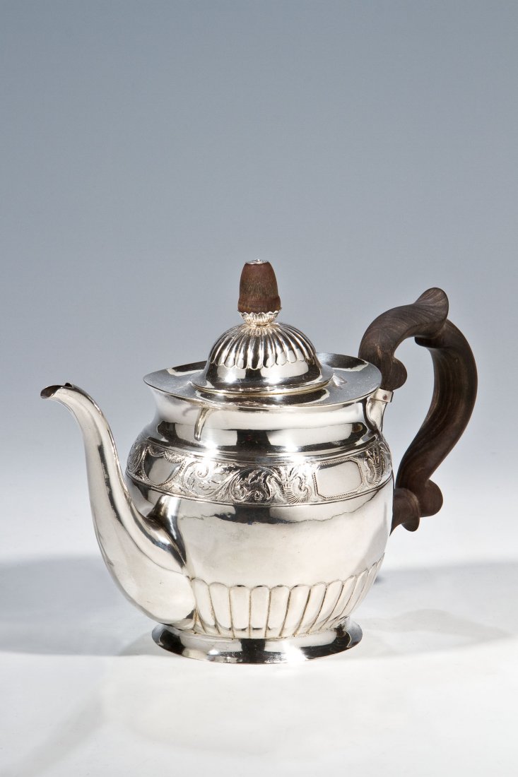 Biedermeier-Teekanne: Biedermeier-Teekanne wohl Paderborn, um 1830 Silber, getrieben, graviert und punziert. Im Querschnitt ovaler Korpus. Unterhalb der eingezogenen Mündung Relieffries: von Füllhörnern gerahmte Rechtec