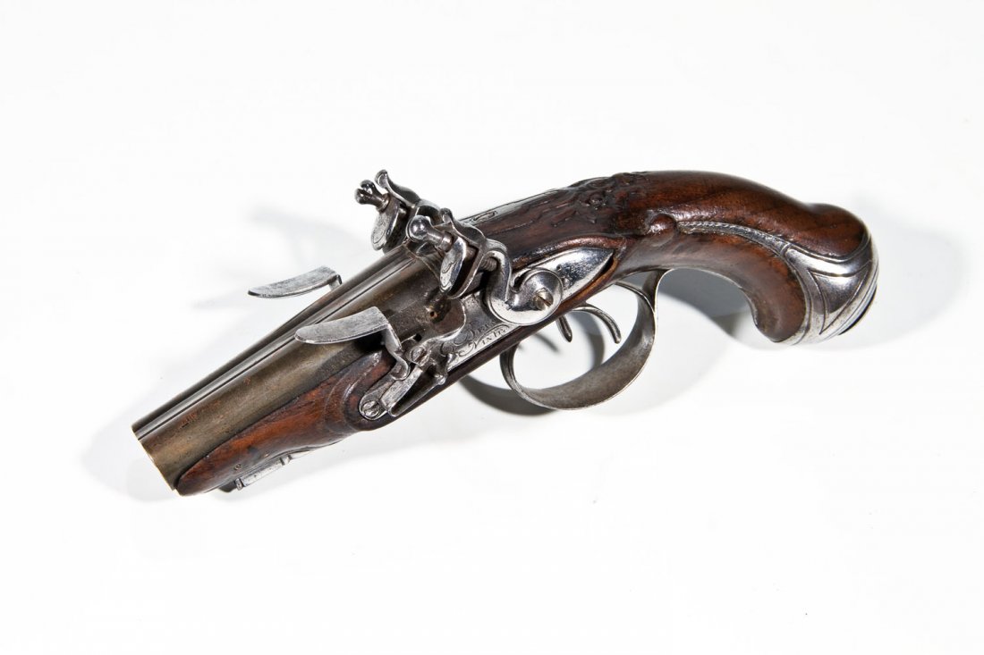 Doppelläufige Pistole: Doppelläufige Pistole Sign. ''BERNIER, NANIE'', um 1770 Sog. Reisesteinschloss-Pistole. Stahlbeschläge leicht graviert. Schaft aus Nussbaumholz mit hochgeschnitzten, floralen Ornamenten. Besch. L. 2