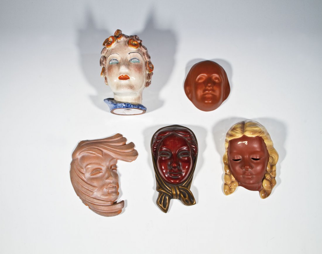Vier Wandmasken und ein vollplastischer Frauenkopf: Vier Wandmasken und ein vollplastischer Frauenkopf Nach 1900 Feinsteinzeug und Ton, teils glasiert. Ein Teil best. H. 14 - 21 cm