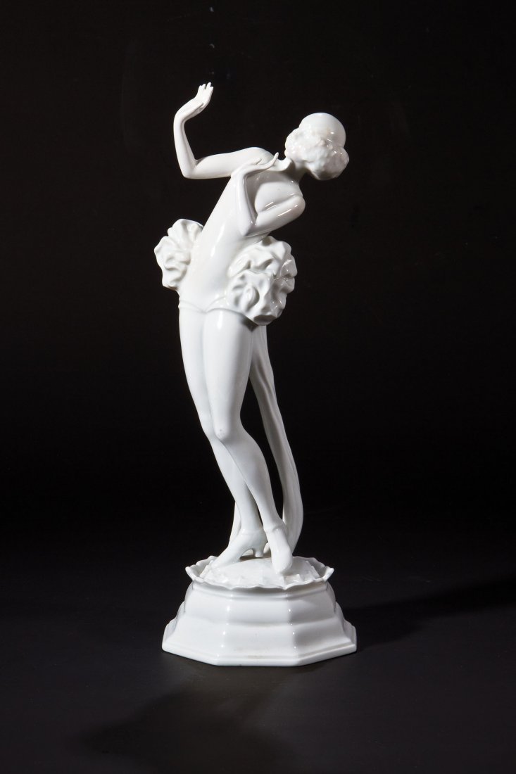 Janine: Janine Dorothea Charol (Entwurf) um 1926, Rosenthal (Ausführung), um 1926 Als Blumenfigur mit profiliertem Achtkantsockel. Unstaffiert. Rest.. Unterglasurgrüner Manufakturstempel, Modell-Nr. 219 a (