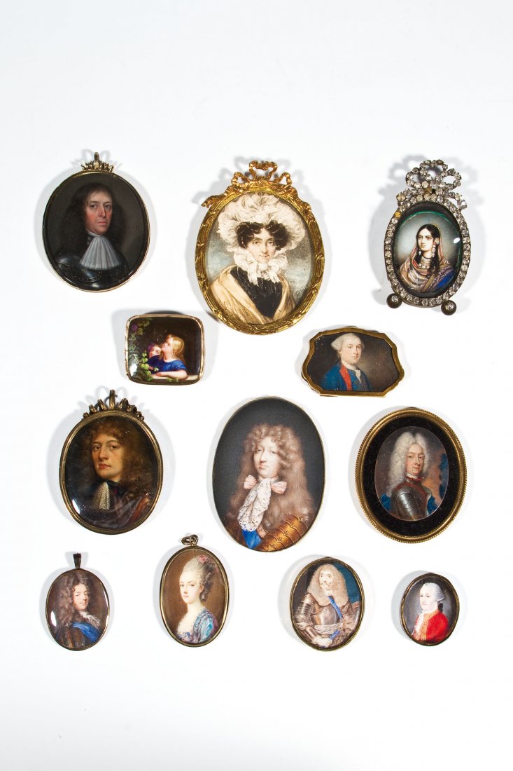 20 Miniaturen: 20 Miniaturen 20. Jh. Konvolut von 20 Miniaturen: Damen sowie Herrenbrustportraits. u.a. Gouache auf Elfenbein sowie polychrom emaillierte Kupferplaketten. Teilweise in fein ziselierten Metallrahmen m