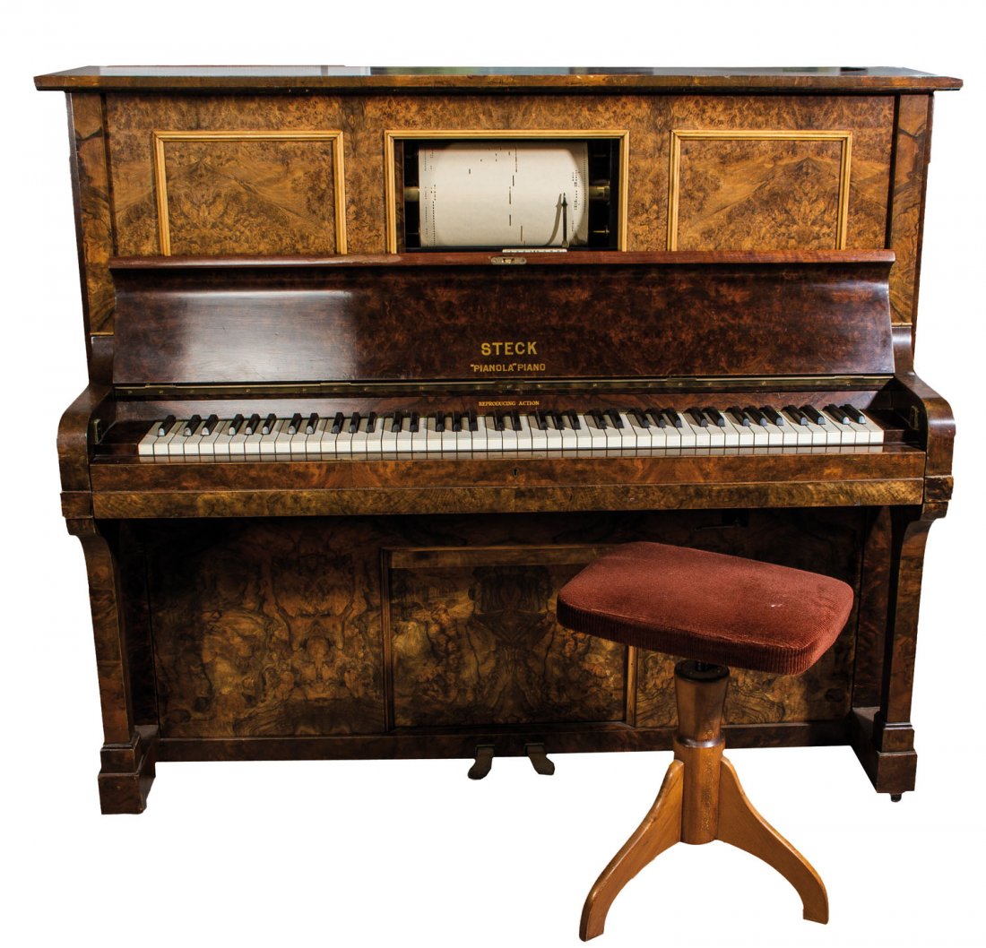Pianola Piano mit Hocker: Pianola Piano mit Hocker Gotha, Steck-Fabrik, Anfang 20. Jh. Nussbaum, furniert. Im Deckel bezeichnet ''Steck Pianola-Piano Reproducing Action''. Dazu 72 Notenrollen. Gebrauchsspuren. 127,5 x 139 x 74