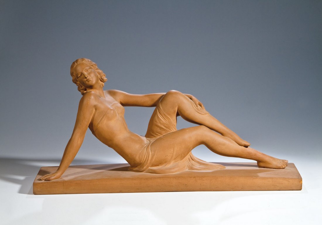 Ugo Cipriani: Ugo Cipriani Florenz 1897 - 1960 Paris Sitzende Dame, sich mit einem Arm abstützend. Terrakotta. Auf der rechteckigen Plinthe bez. Min. besch. H. 35 cm, L. 65,5 cm