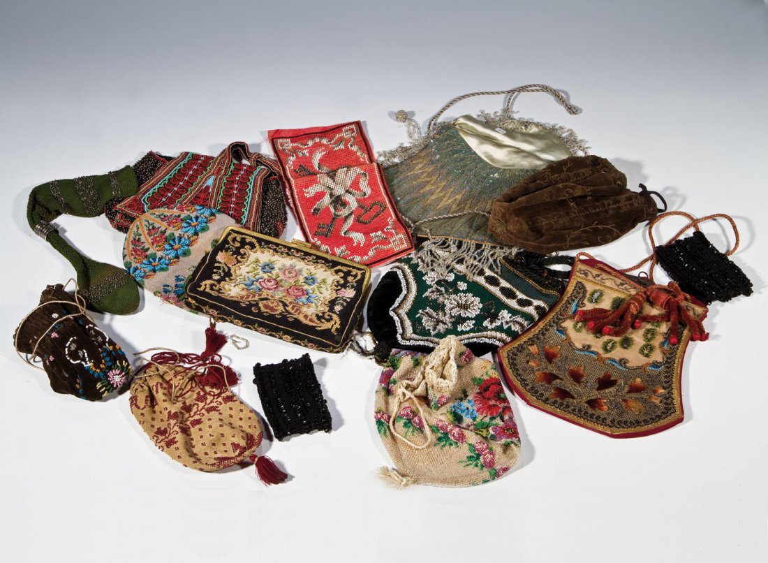 Konvolut von 13 Damen-Abendtäschchen: Konvolut von 13 Damen-Abendtäschchen 19./20. Jh. Verschiedene Dekore und Größen, darunter Perl- und Paillettenstickereien. Teils besch.