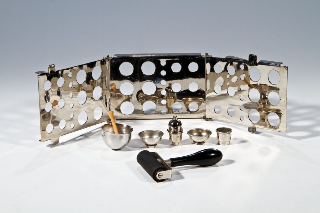 Pharmazeutische Apparatut: Pharmazeutische Apparatut England, 20. Jh. Bezeichnet "CHRISTY "IDEAL" CACHET MACHINE". Bestehend aus mehreren Teilen zur Herstellung von Pillenkapseln.