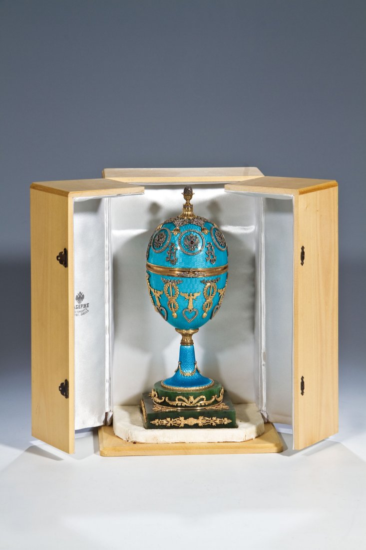 Großes Guilloché-Email-Prunkei: Großes Guilloché-Email-Prunkei im Stil von Fabergé, 2. Hälfte 20. Jh. Silber, vergoldet. Quadratischer Nephritsockel auf vier Füßen. Die ovoide Wandung flächenfüllend verziert mit hellblauem T
