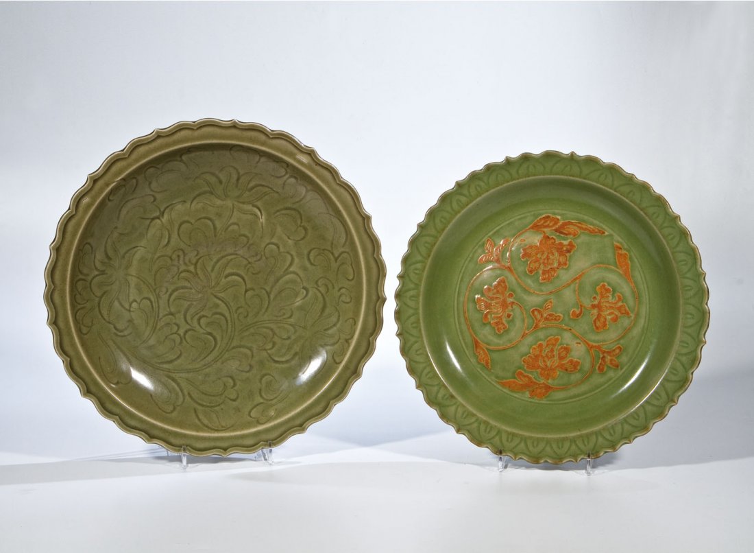 Zwei große Seladon-Teller: Zwei große Seladon-Teller China Scherben. Spiegel mit Ritzdekor sowie grünlicher Glasur, ein Teller im Dekor unglasiert belassen: Blüten und Blattranken. Geschweifter Rand. D. 33,5 - 37 cm