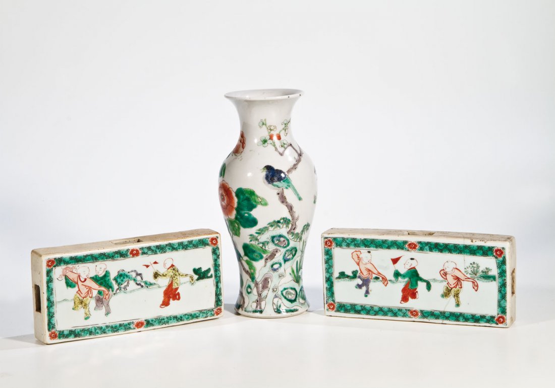 Vase und zwei Kacheln mit ''Famille verte''-Dekor: Vase und zwei Kacheln mit ''Famille verte''-Dekor China, 19./20. Jh. Porzellan. ''Famille verte''-Dekor in polychromer Aufglasurbemalung: Blütenast mit Vogel sowie spielende Kinder. Kacheln mit recht