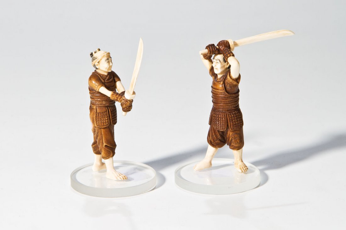 Zwei Netsuke: Zwei Netsuke Japan, modern Vollplastisch gearbeitete Darstellung von Samurai. Kleidung holzfarben patiniert sowie Füße, Arme, Kopf und Schwert elfenbeinfarben. Eingearbeitete Perlmutt-Plättchen mit