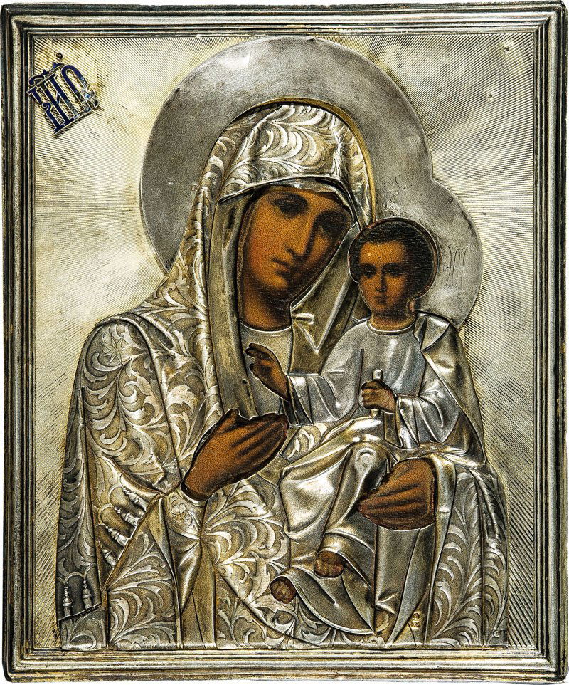 Gottesmutter Hodegitria mit Silberoklad: Gottesmutter Hodegitria mit Silberoklad Moskau, um 1900 Verbund aus zwei Nadelholz-Brettern. Traditionelle halbfigurige Darstellung der Gottesmutter mit dem Christusknaben in ihrem linken Arm. Teile d