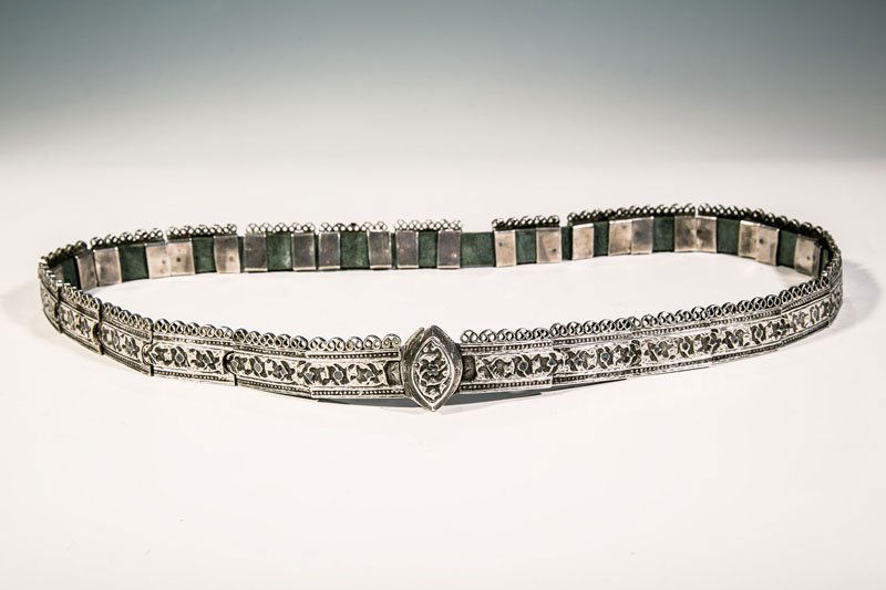 Niello-Gürtel mit Floraldekor: Niello-Gürtel mit Floraldekor Georgien, Ende 19. Jh. Silberglieder auf Ledergürtel aufgezogen. Der Rand mit Filigrandraht verziert. Alle Glieder gemarkt. 370 gr. L. 81 cm A silver-gilt and niello be