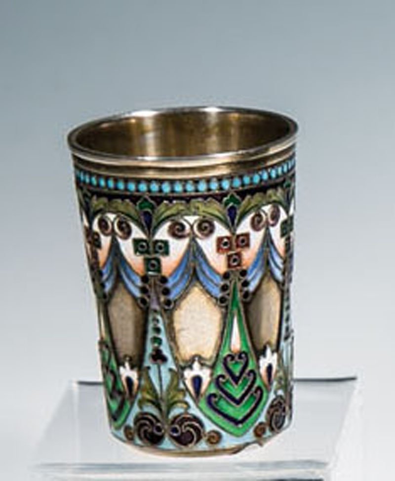 Cloisonné-Email-Wodkabecher: Cloisonné-Email-Wodkabecher Moskau, Chlebnikow, Iwan Petrowitsch, um 1900 Silber vergoldet. Auf der Wandung Jugendstilornamente in polygromen Cloisonné-Email. Meistermarke. Feingehalt 88. 46 gr. H.