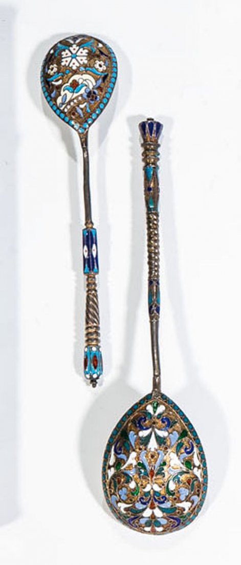 Zwei Cloisonné-Email-Löffel: Zwei Cloisonné-Email-Löffel Russland Silber, vergoldet. Die Laffen und gegliederten Griffe mit farbigen Cloisonné-Email dekoriert. Feingehalt ''84''. L. 13-15 cm Two cloisonné enamel silver-gilt s
