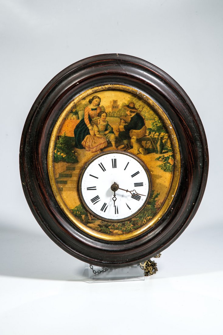Schilderuhr: Schilderuhr 2. Hälfte 19. Jh. Emailziffernblatt mit römischen Zahlen umgeben von ovalem Bildfeld mit polychromem Familienidyll in Schlosspark. Profilierter Holzrahmen. Im Werkskasten Klebeetikett ''