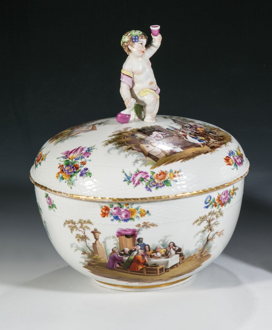 Große Deckelterrine mit Teniersszenen: Große Deckelterrine mit Teniersszenen KPM Berlin, 19. Jh. Tiefgemuldete Schalenform auf Standring. Umlaufend dekoriert mit Genreszenen und Blumenbuketts in farbiger Malerei. An den Rändern breites K