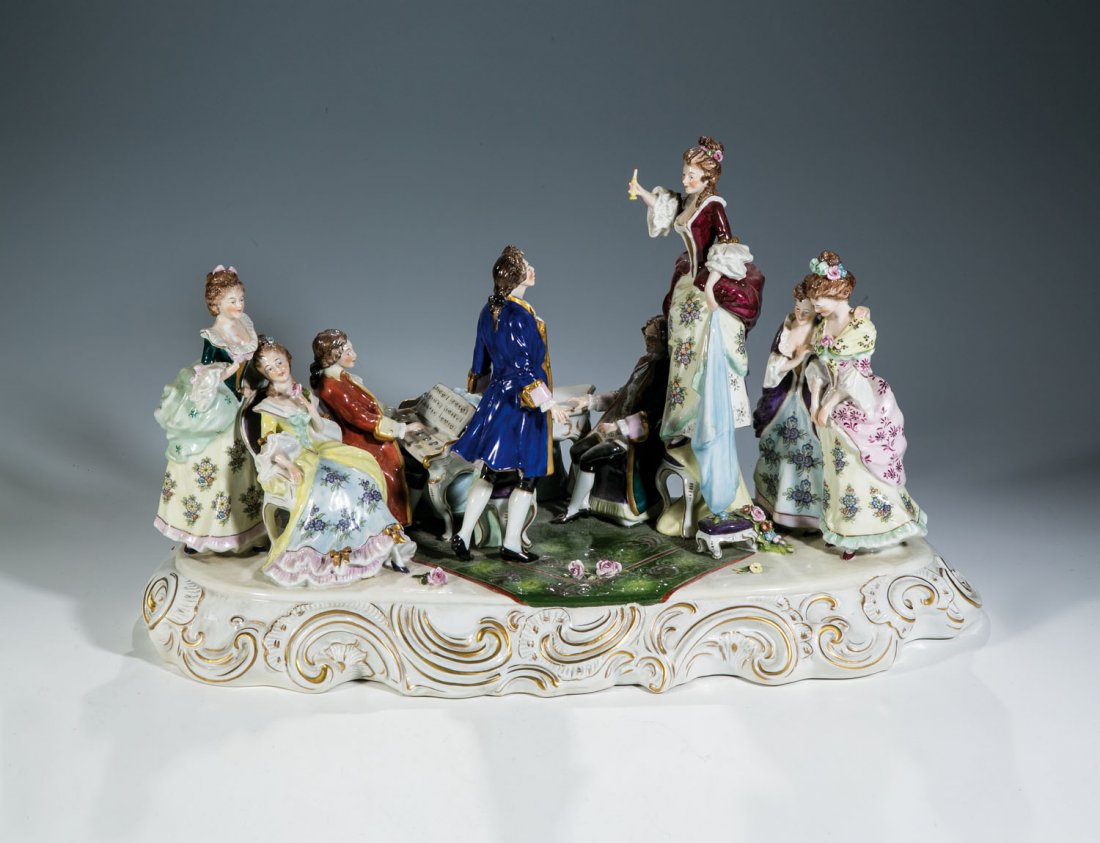 Große Rokoko - Musikantengruppe: Große Rokoko - Musikantengruppe Porzellanfabrik Kister, Scheibe-Alsbach/Thüringen, 50er Jahre Auf mit Goldrocaillen reich belegtem Ovalsockel. Staffiert in bunter Malerei und Gold. Auf der Sockelrü