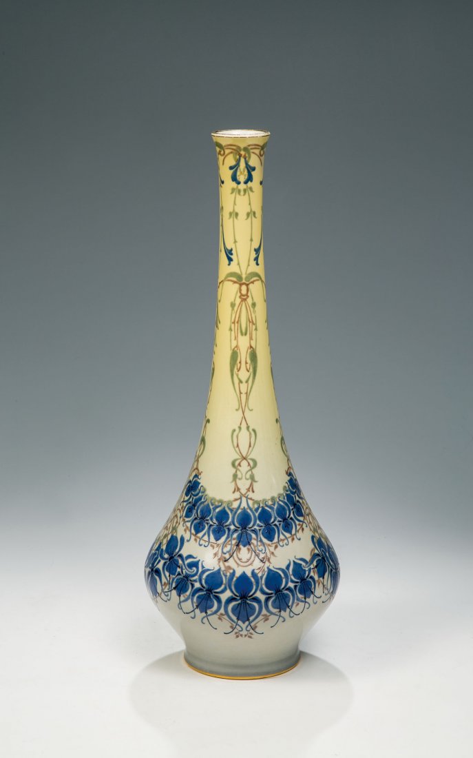 Langhalsvase mit Orchideen: Langhalsvase mit Orchideen Alexandre Sandier (Formentwurf) 1904, Sèvres, 1909 Zwiebelform mit engem hohem Hals, mit vierfach symmetrisch gegliedertem Dekor in sehr feiner fabiger Malerei auf hellgelb