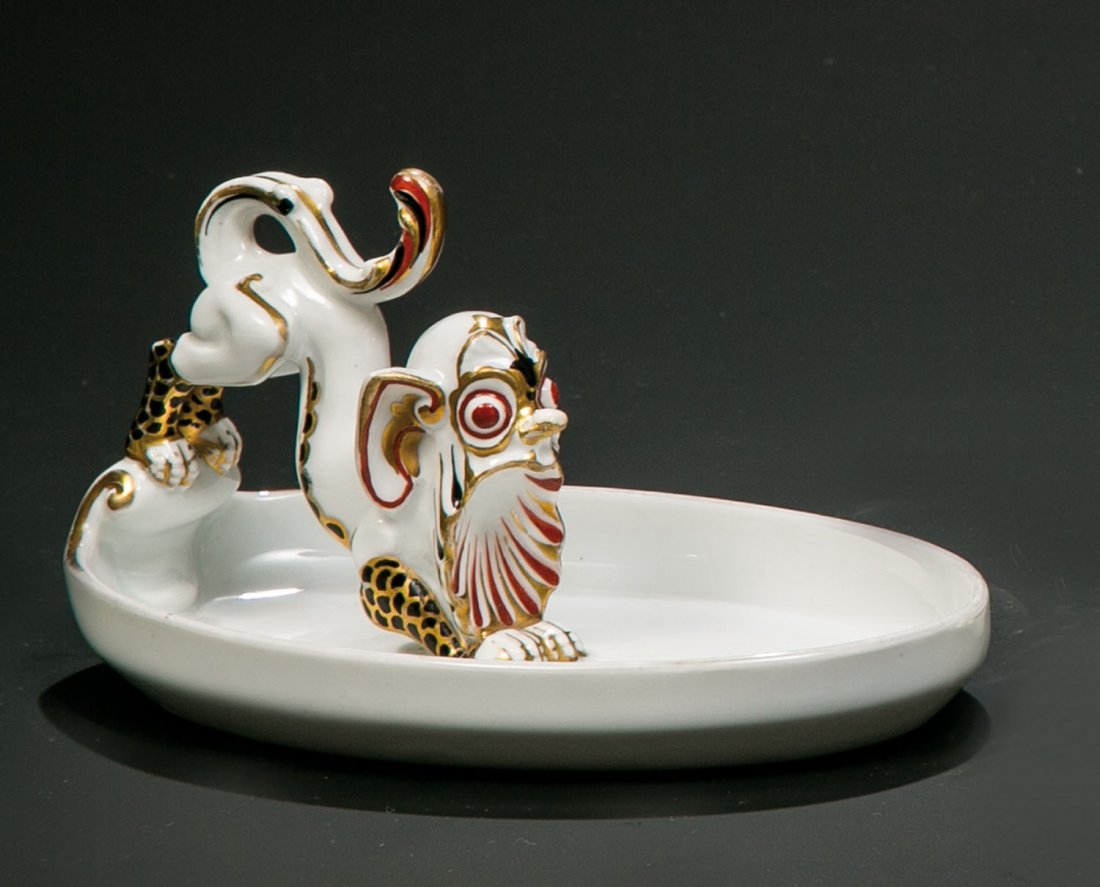 Schale mit Tiergroteske: Schale mit Tiergroteske Rosenthal, 1921/22 Ovale Schale mit hochgezogenem Rand. Tiergroteske bunt staffiert mit Gold. Unterglasurgrüner Manufakturstempel. L. 14,5 cm Schale mit Tiergroteske Rosenthal