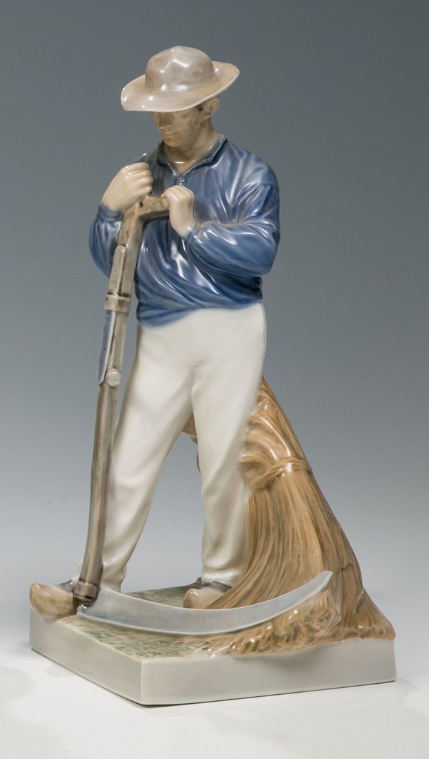 Bauer mit Sense: Bauer mit Sense Christian Thomsen (Entwurf), Royal Copenhagen (Ausführung), 1961 Quadratischer Sockel mit Getreidegarbe. Bunte Unterglasurbemalung in zarten Pastelltönen. Sense min. best.. Auf dem S