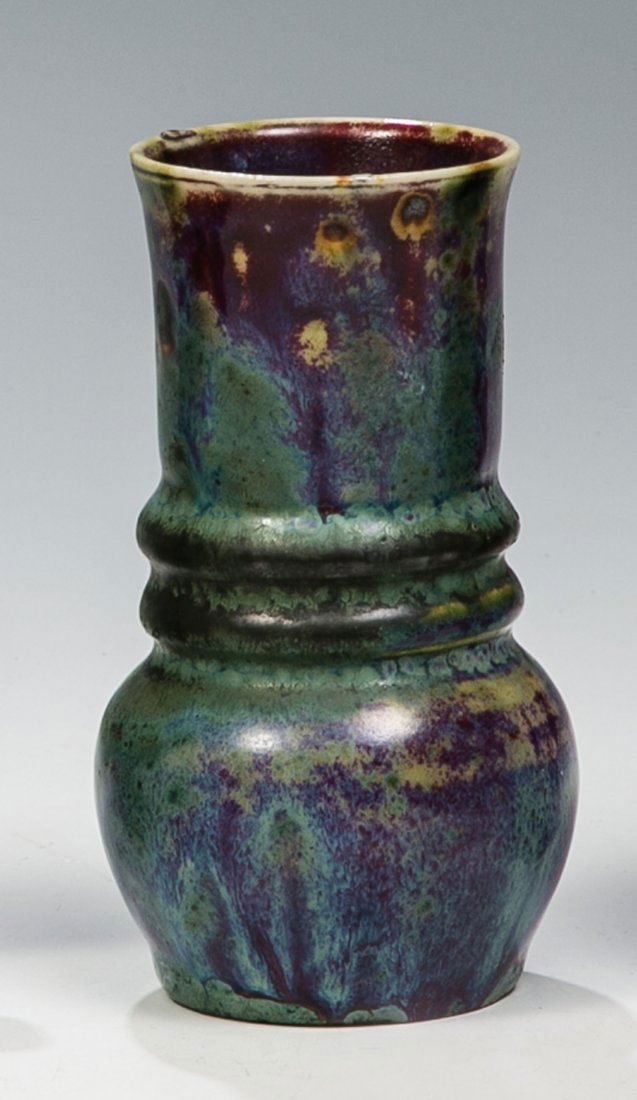 Kleine Vase: Kleine Vase Adolphe Dalpayrat, Bourg-la-Reine, um 1900 Steinzeug. Glänzende und matte Laufglazur in den Farben Rostrot, Smaragdgrün und Blauweiß. Bez.: Dalpayrat (geritzt), 77 (eingestempelt). H. 1