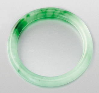 Jadeit Armreif: Jadeit Armreif Um 1950 Natürlicher apfelgrüner Jadeit-Jade mit exzellenter Transparenz. Poliert. D.7 Expertise nr. CS 56576 American Gemological Laboratories, 23. September 2013. Jadeit jade bracele