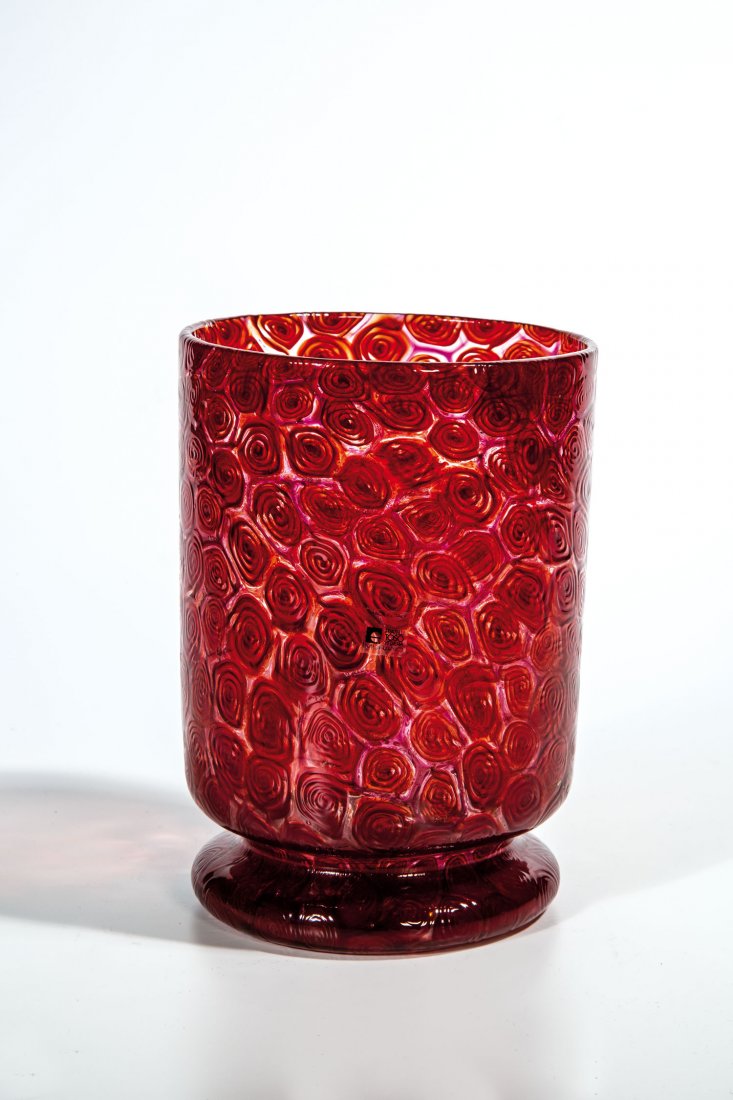 Vase ''Murrine'': Vase ''Murrine'' Ermanno Toso (Entwurf), Fratelli Toso, Murano, um 1960 Farbloses Glas mit eingeschmolzenen Murrine in Rot. Orig.- Klebeetikett der Manufaktur. H. 16 cm Vase "murrine", designed by Erm