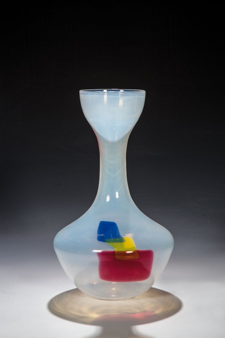 Vase ''Fiasco Barbaro'': Vase ''Fiasco Barbaro'' Dino Martens (Entwurf), Aureliano Toso, Murano, 1962 Opalglas mit eingeschmolzenen rechteckigen Farbglasplättchen in Blau, Gelb und Rot. Orig.- Klebeetikette der Manufaktur. H