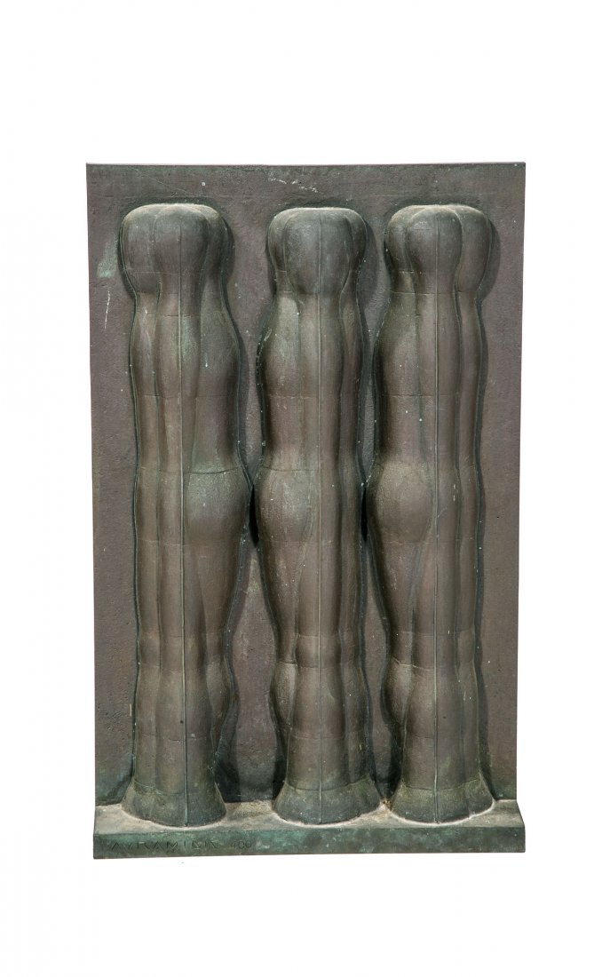 Joannis Avramidis: Joannis Avramidis 1922 Batum - lebt und arbeitet in Wien Drei-Figuren-Relief. 1977. Bronze, schwarz patiniert. Signiert und nummeriert vorne auf der Plinthenkante ''Avramidis 10/400''. Sowie seitlich