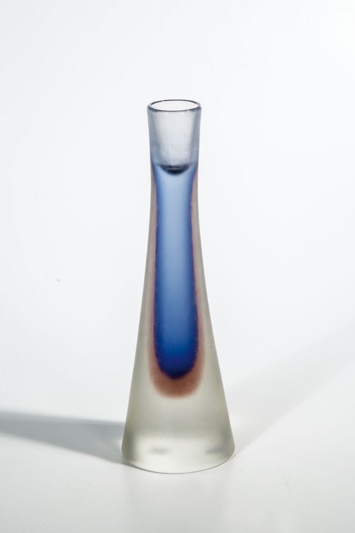 Kerzenhalter ''Inciso'': Kerzenhalter ''Inciso'' Paolo Venini (Entwurf), Venini, Murano, 1956 Farbloses Glas, innen doppelt braun und blau unterfangen. Die gesamte Außenwandung mit unregelmäßiger, feiner Horizontalriefelun