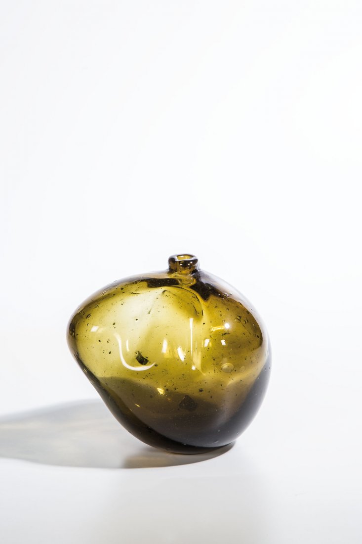 Vase: Vase Samuel J. Herman, 1967 Flaschengrünes Glas, frei geblasen und geformt. In Vibrogravur signiert: Samuel J. Herman 1967. H. 16 cm A vase. Samuel J. Herman, 1967. Bottle-green glass free blown and