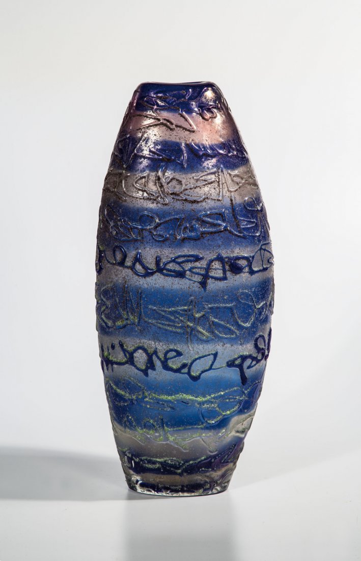 Seltene Vase: Seltene Vase Ermanno Nason (Entwurf), Vetreria Gino Cenedese, Murano, um 1970 Farbloses Glas mit horizontaler blauer Bandeinschmelzung, darunter partiell aufgeschmolzene Goldfolie. Die farblose Decksc