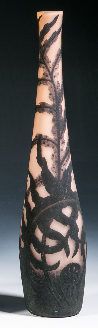 Vase mit Efeu: Vase mit Efeu Muller Frères, Grandes Verreries de Croismare, um 1900 - 1914 Farbloses Glas, innen lachsfarben unterfangen sowie außen schwarzviolett überfangen. Umlaufend geätzter Dekor: Efeublät