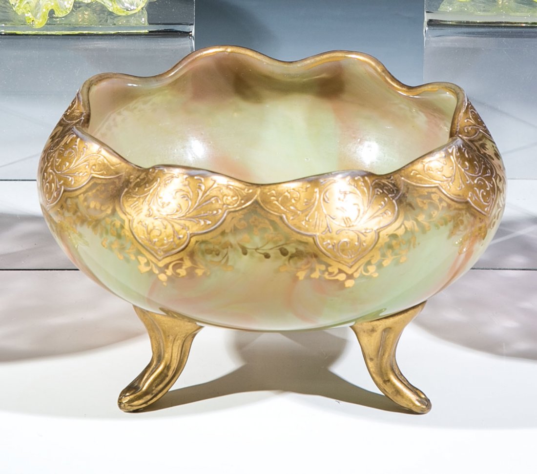 Fußschale ''grün Onyx'': Fußschale ''grün Onyx'' Loetz Wwe., Klostermühle, 1888/1889 Farbloses Glas, innen mit grünlichem Opal unterfangen, die farblose Deckschicht rot geädert. Unterhalb der Mündung Ornamentbordüre au