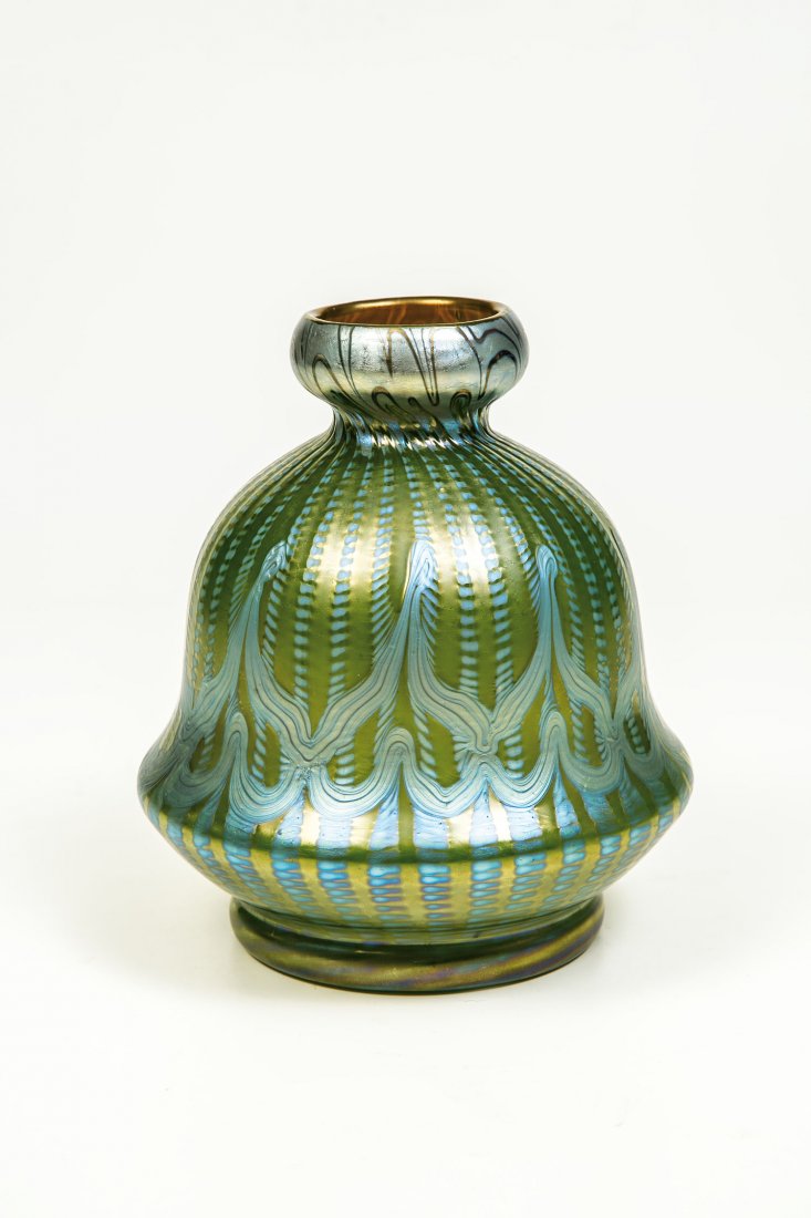 Bedeutende Vase ''Creta Phänomen'': Bedeutende Vase ''Creta Phänomen'' Franz Hofstötter (Formentwurf), Loetz Wwe., Klostermühle, 1900 Farbloses Glas, grün unterfangen. Umsponnen mit silbergelben, im vielteiligen Rippenmodel zu Tupfe