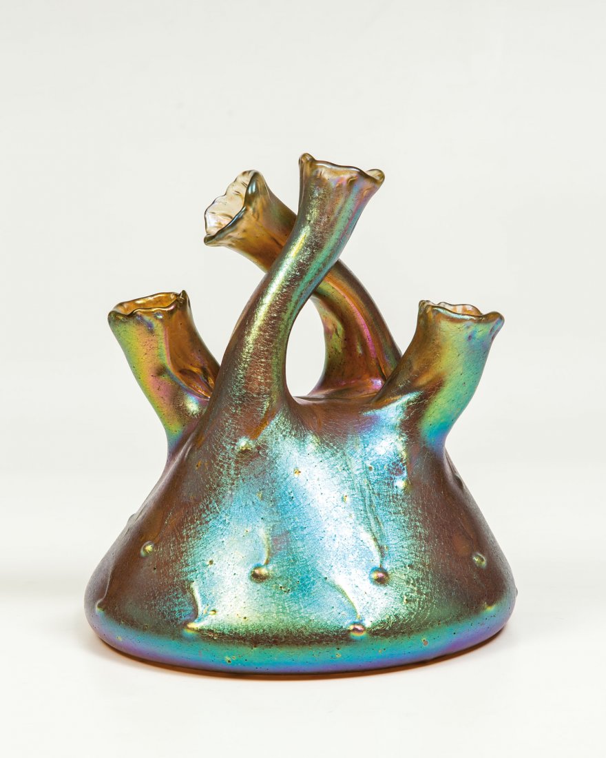 Röhrenhalsvase ''candia Silberiris'': Röhrenhalsvase ''candia Silberiris'' Loetz Wwe., Klostermühle, 1904 Farbloses Glas mit dichter silbergelber Pulveraufschmelzung. Vier frei aus dem Glaskörper gezogene Röhrenhälse sowie ausgezwick